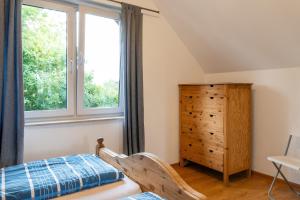 a bedroom with a bed and a window at Domki Letniskowe in Grzybowo