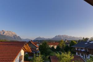 a view of a village with mountains in the background at Ferienwohnungen Zum Bachl - Karwendelblick in Krün