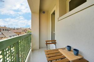balkon z drewnianą ławką i niebieskimi kubkami na niej w obiekcie Le Dugois Centre-Ville Belfort à 2 pas de la Gare - T3 - 4 Couchages w Belfort