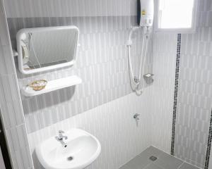 een kleine badkamer met een wastafel en een douche bij Airport A1 Hotel in Chiang Mai