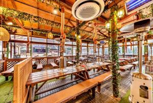 ein Restaurant mit Holztischen und -stühlen in einem Gebäude in der Unterkunft Dyne Oceano Hotel in Jeju-do