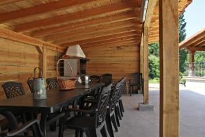 um pátio de madeira com uma mesa e cadeiras em Casa Rural Sarobetxea en Larrayoz, Navarra 