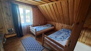 an overhead view of a room with two beds at Wigierska Buchta (DOMKI) in Rosochaty Róg