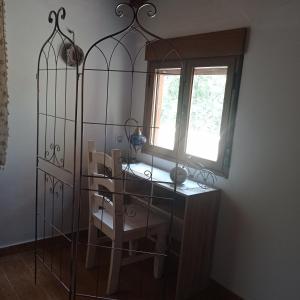貝哈爾的住宿－Casa Rural Viñas Perdidas，玻璃间,配有桌子和窗户