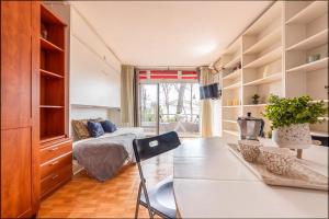 ein Zimmer mit einem Bett und einem Tisch mit einem Stuhl in der Unterkunft Luminoso Bungalow con parking in Tarragona