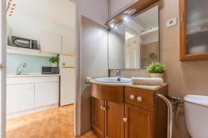 ein Badezimmer mit Waschbecken und Toilette in der Unterkunft Luminoso Bungalow con parking in Tarragona + 24 Fotos