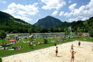 eine Gruppe von Menschen an einem Strand in der Nähe eines Wasserkörpers in der Unterkunft Deluxe Apartment DONNA in Schladming