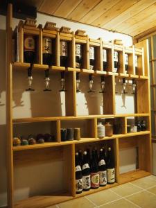 fumoku - Vacation STAY 04226v في تشينو: رف كامل بقوارير النبيذ في الغرفة