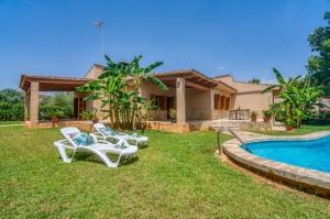 薩科馬的住宿－Rosas 28，一座带两把草坪椅和游泳池的房子