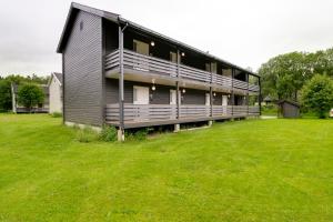 ein Haus mit einem großen Garten davor in der Unterkunft Mosjøen Apartmens in Mosjøen