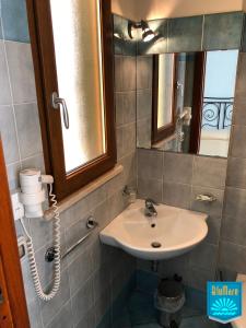 ein Bad mit einem Waschbecken und einem Spiegel in der Unterkunft Blu Mare in Ponza