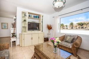 a living room with a tv and a couch at Villa Tian in Puerto Calero