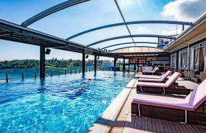 Bazén v ubytování Dyne Resort nebo v jeho okolí