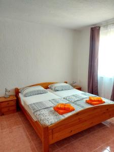 een slaapkamer met een bed met oranje kussens erop bij Panorama Pakoštane in Pakoštane