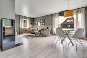 salon ze stołem i krzesłami w obiekcie Mosjøen Apartments Sentrum w mieście Mosjøen