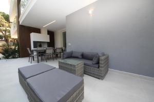 ein Wohnzimmer mit einem Sofa und einem Tisch in der Unterkunft Ca' Del Mare in Rosolina Mare