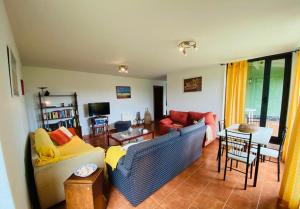 uma sala de estar com um sofá e uma mesa em Los Robles-PLAYA COROSO em Ribeira