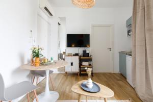 ein kleines Wohnzimmer mit einem Tisch und einer Küche in der Unterkunft Centre studio plage et festival in Cannes