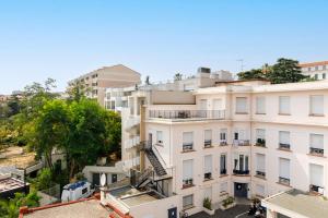 einen Blick über ein weißes Apartmenthaus in der Unterkunft Centre studio plage et festival in Cannes