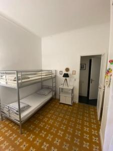 a room with two bunk beds and a lamp at Appartement Proche plages - Parking gratuit in Menton