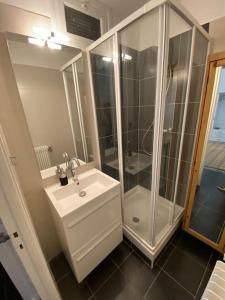 a bathroom with a sink and a shower at Appartement Proche plages - Parking gratuit in Menton