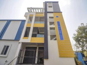un edificio con pintura amarilla y azul. en OYO Home RBS Homes, en Maula Ali