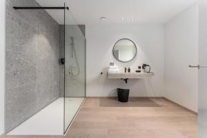 een badkamer met een wastafel en een spiegel bij Hof Ter Molen - Luxe kamer met privé badkamer in Diksmuide