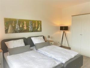 ein Schlafzimmer mit einem Bett und einem Sofa darin in der Unterkunft Art-Appartement in Bielefeld