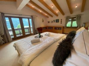 キルヒベルク・イン・チロルにあるVilla Kitzbühelの窓付きの客室で、白い大型ベッド1台が備わります。