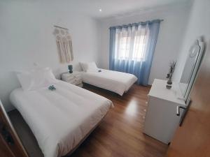 pokój hotelowy z 2 łóżkami i oknem w obiekcie Casa da Avo dos Anjos w mieście Casais de São Mamede