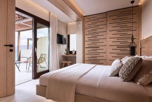 une chambre avec un grand lit et un balcon dans l'établissement Villa Kalloni, à Siteía 20 autres photos