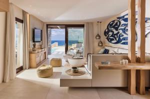 - une chambre avec une salle de bains offrant une vue sur l'océan dans l'établissement Villa Kalloni, à Siteía