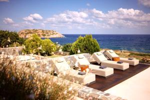 d'une terrasse avec des canapés et l'océan en arrière-plan. dans l'établissement Villa Kalloni, à Siteía