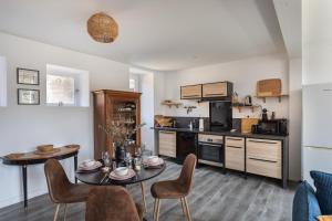 Køkken eller tekøkken på La Maison de Louise - Superbe maison avec patio + 5 billeder