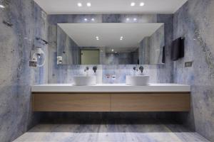 une salle de bain avec deux lavabos et un miroir dans l'établissement Melitina, à Siteía 29 autres photos