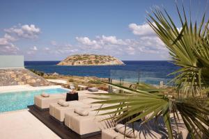 Cette villa dispose d'une piscine et offre une vue sur l'océan. dans l'établissement Melitina, à Siteía