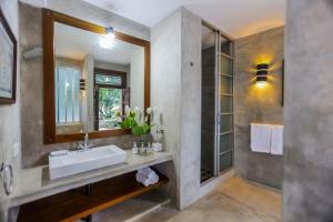 y baño con lavabo y espejo. en Margossa Residence by 55TG en Kandy