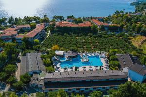 uma vista aérea de um resort com uma piscina em Acrotel Athena Residence em Elia