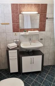 uma casa de banho com um lavatório, um WC e um espelho. em Haus MARE - entspannen & sonnenbaden em Viskovo