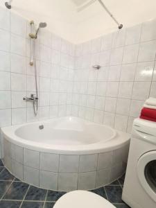 uma casa de banho branca com uma banheira e um WC em Haus MARE - entspannen & sonnenbaden em Viskovo