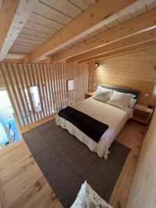 聖巴巴拉德尼克斯的住宿－Wood11 - Charming TinyHouse in a Lovely Garden，小木屋内一间卧室,配有一张床