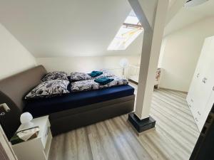 una camera con un letto in una piccola stanza di Apartman Theresa a Děčín