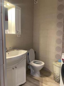 חדר רחצה ב-Seaside retreat. two room apartment. quiet area