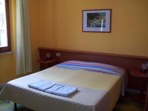 A bed or beds in a room at Affittacamere B&B Anselmi Marcella e Monia