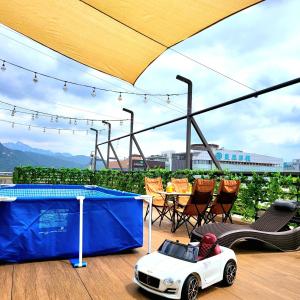 un coche de juguete en una terraza con mesa y sillas en Koreana Hotel en Seúl