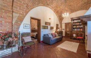 - un salon avec un canapé et un mur en briques dans l'établissement Stunning Apartment In Monteroni Darbia With Kitchen, à Monteroni dʼArbia