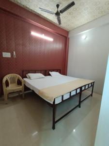 Postel nebo postele na pokoji v ubytování Hotel Saraswati Palace
