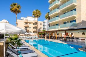 Bazén v ubytování Kapetanios Limassol Hotel nebo v jeho okolí