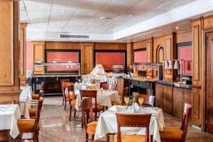 Reštaurácia alebo iné gastronomické zariadenie v ubytovaní Kapetanios Limassol Hotel