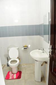y baño con aseo y lavamanos. en Pacific Homes @milimani court, kakamega en Kakamega